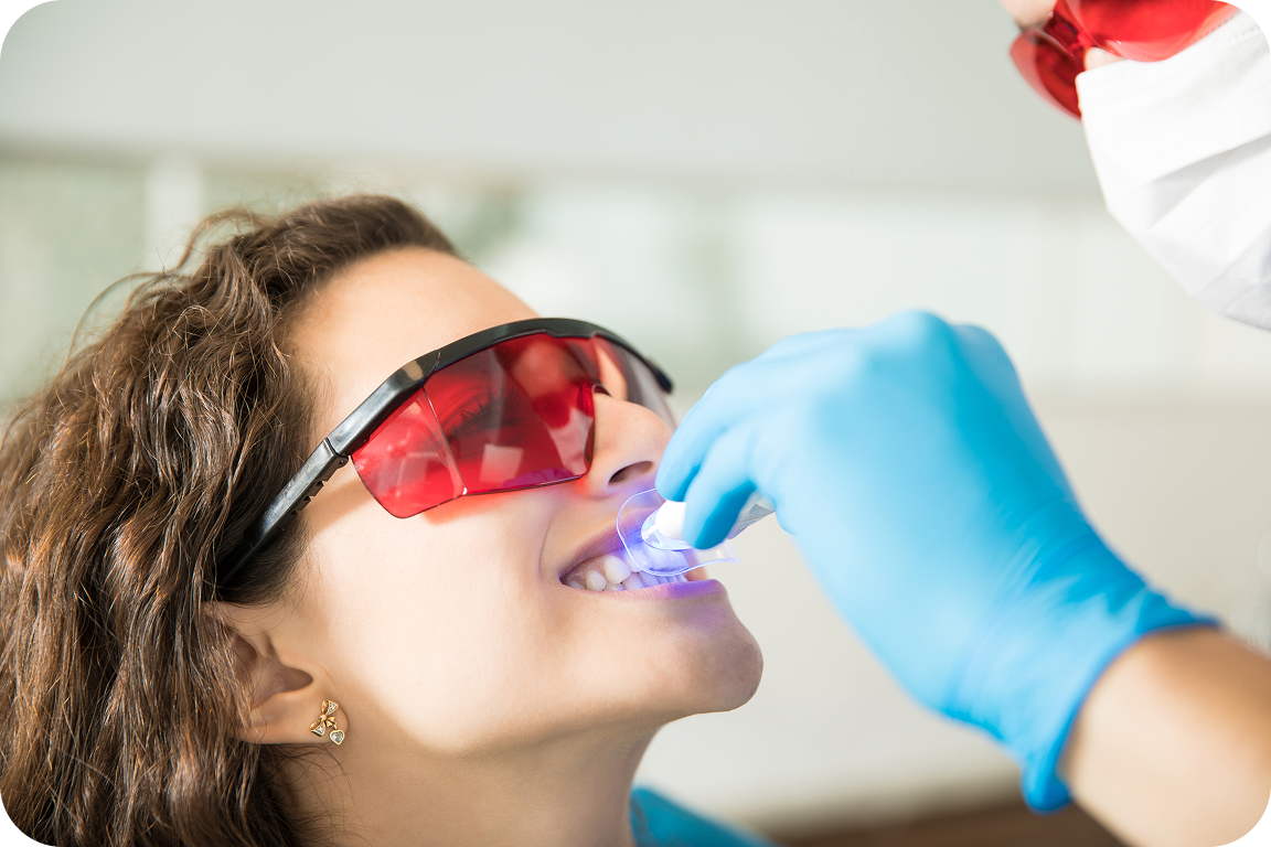 portrait-d-un-beau-patient-tenant-des-dispositifs-de-retenue-orthodontiques-dans-une-clinique-dentaire 1