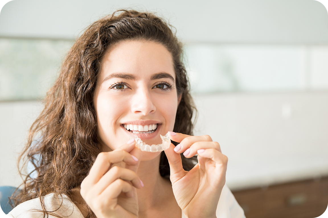portrait-d-un-beau-patient-tenant-des-dispositifs-de-retenue-orthodontiques-dans-une-clinique-dentaire 2