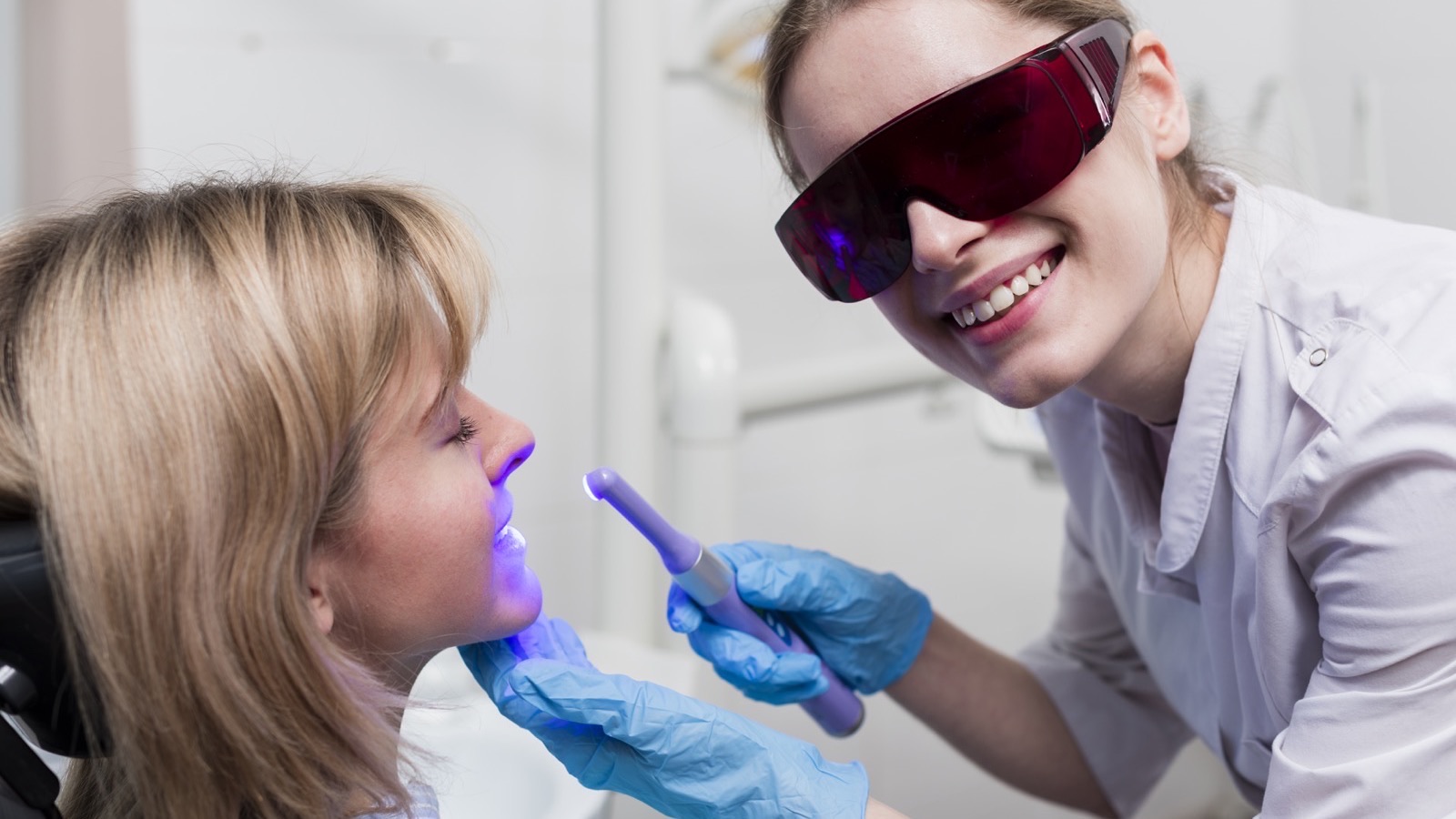 Dentiste realisant un blanchiment dentaire