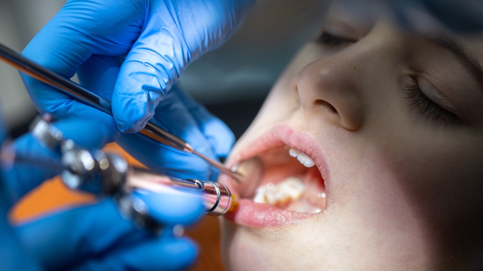Dentiste examinant les dents d un enfant