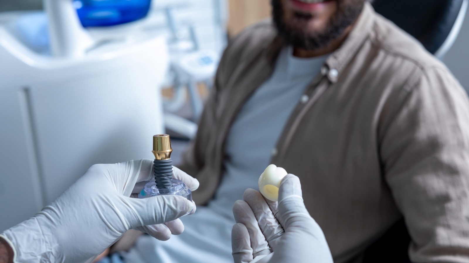 Dentiste expliquant la pose d un implant dentaire sur un modele