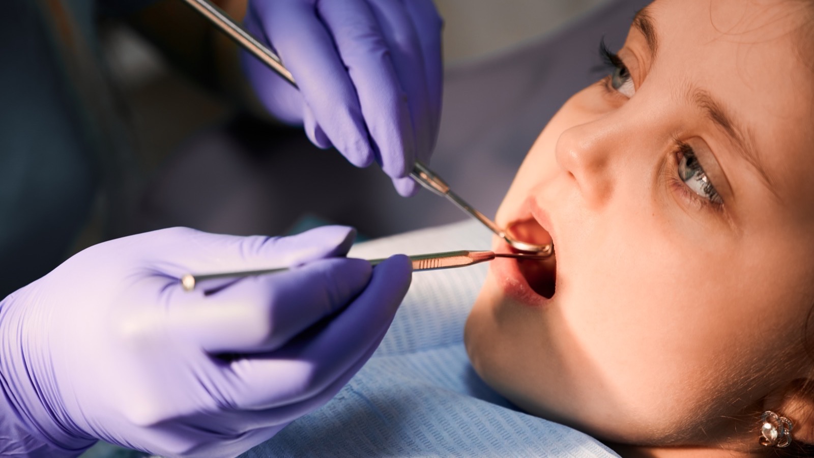 Dentiste examinant les dents d une petite fille