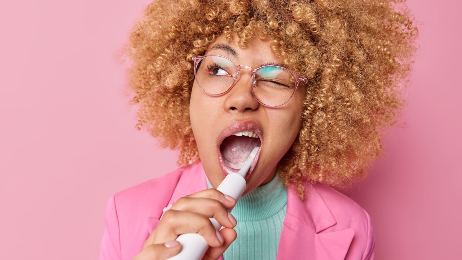 Femme se brossant les dents pour une haleine fraiche