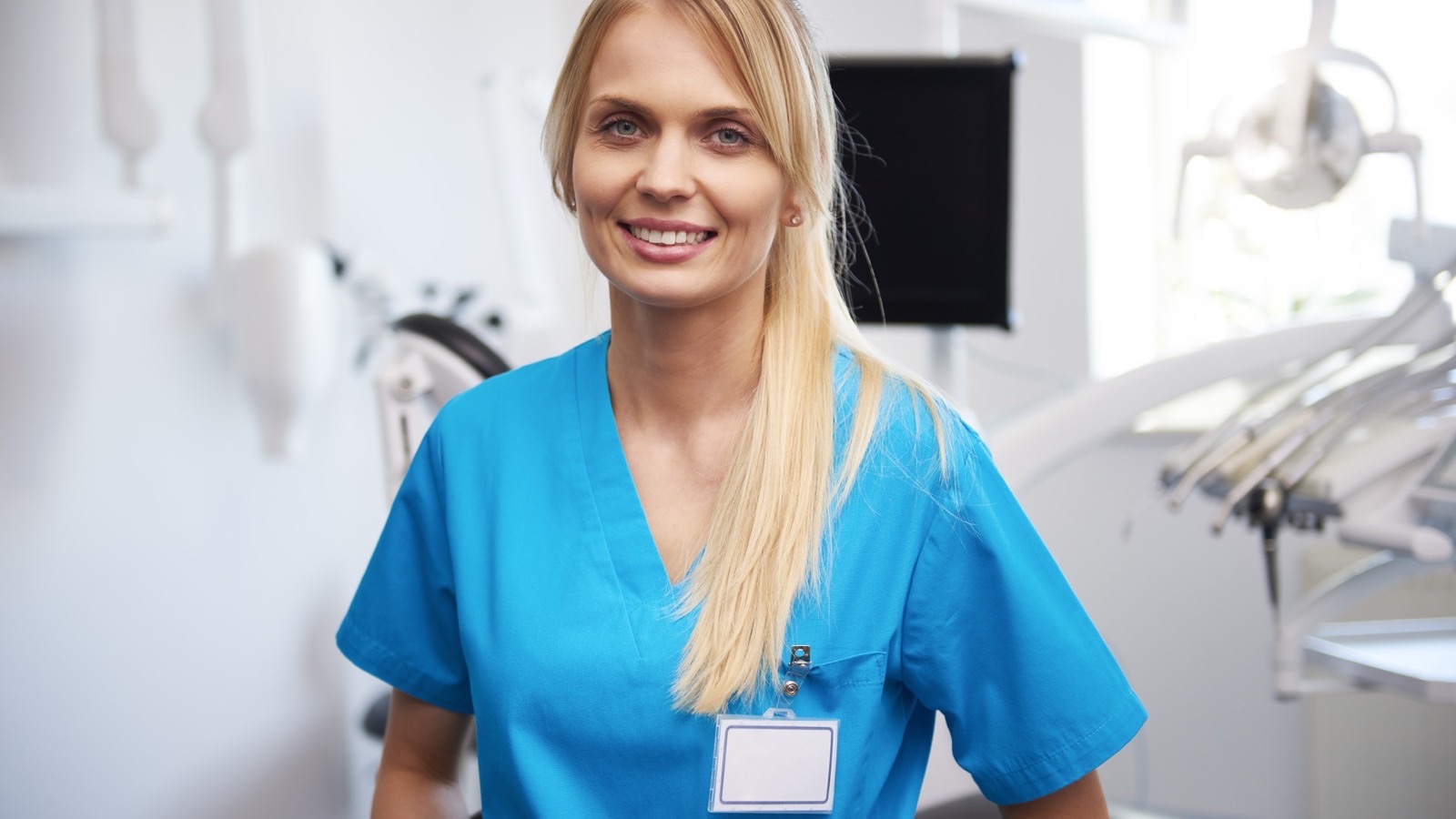Portrait d un dentiste souriant en cabinet