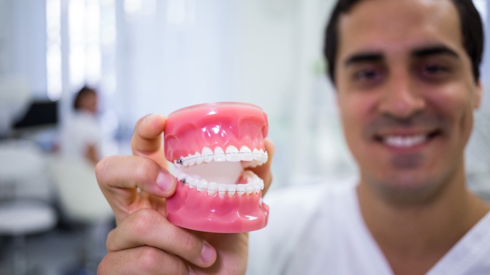 Dentiste presentant une prothese dentaire complete