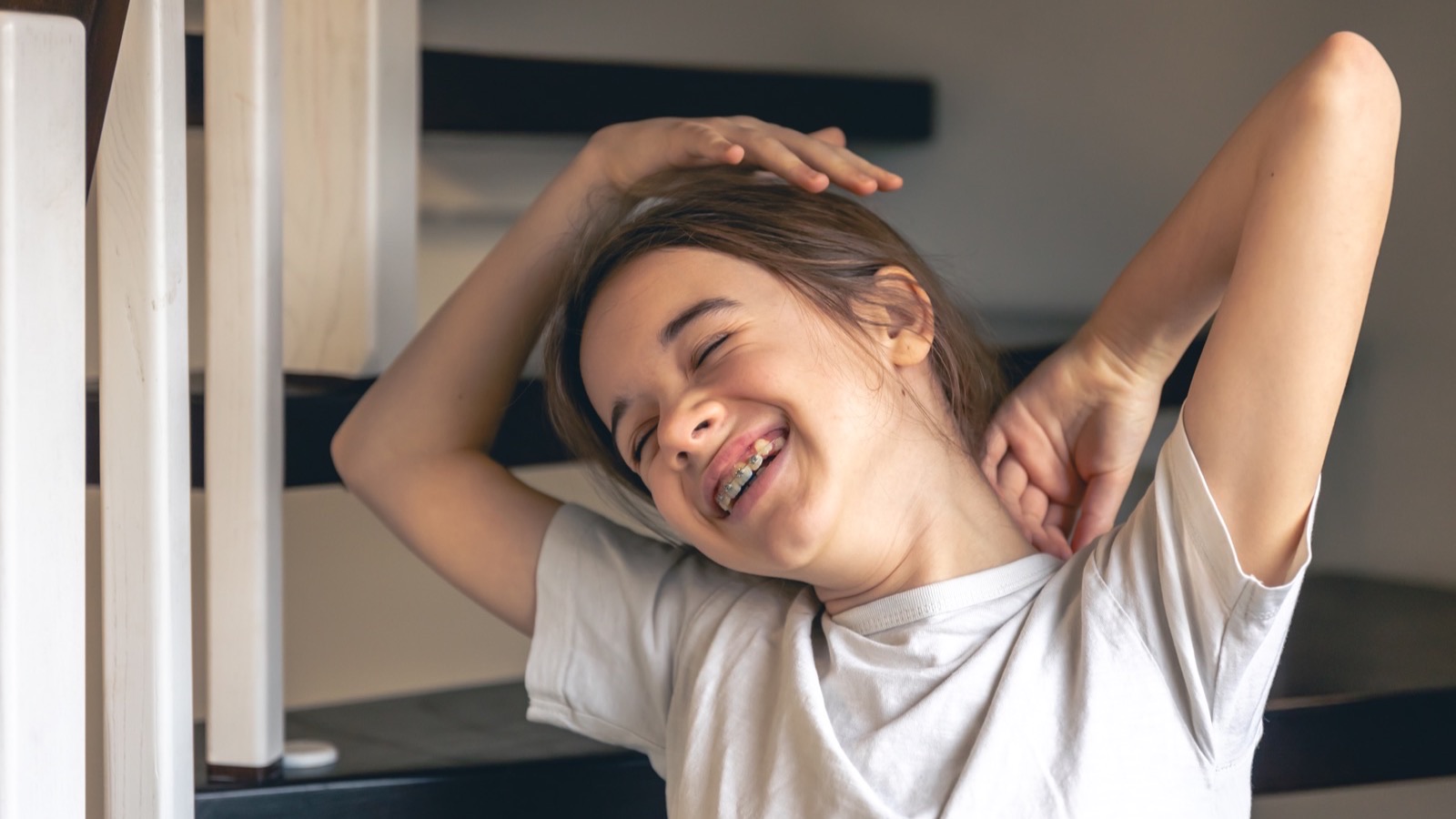 Adolescente souriante portant un appareil dentaire