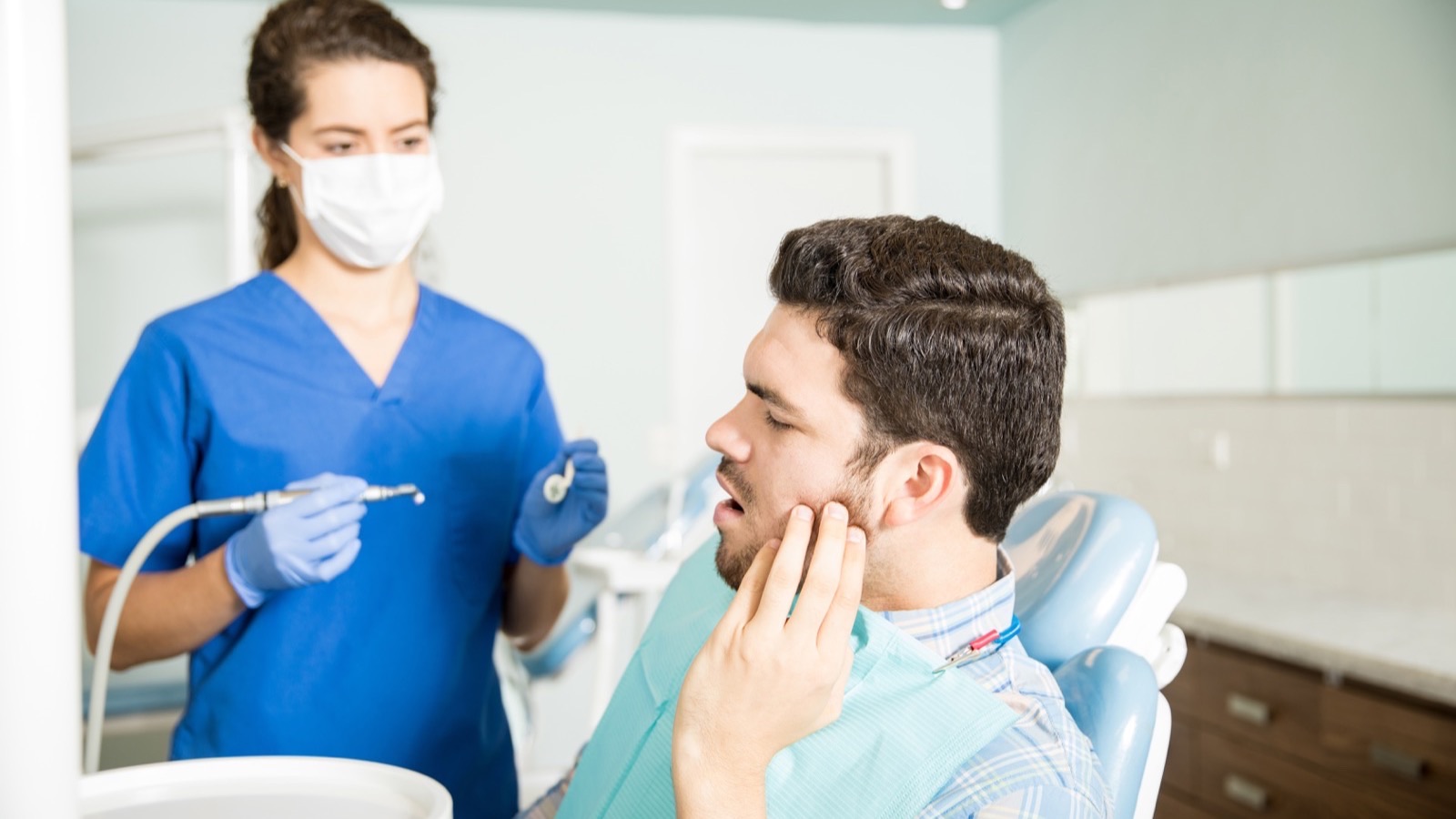 Patient souffrant d une rage de dents en urgence chez le dentiste